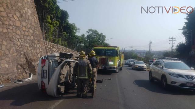 Volcadura automovilística deja 3 heridos a la altura de Casa Michoacán 