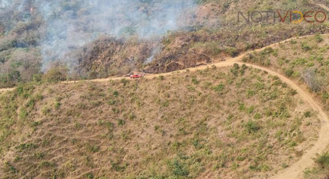 Se suma helicóptero para sofocar incendio forestal en Lázaro Cárdenas