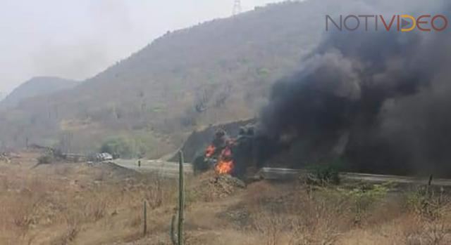 Chocan y se incendian dos pipas en la autopista Siglo XXI