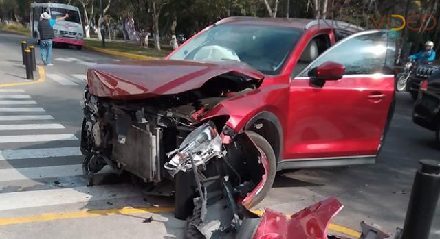 Chocan dos vehículos en el Boulevard García de León de Morelia