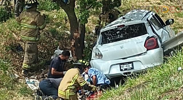 Vehículo compacto choca contra un árbol en la carretera Morelia - Pátzcuaro 