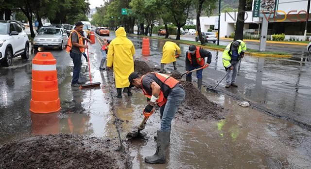 Desasolvan alcantarillas en avenida Camelinas, para prevenir inundaciones