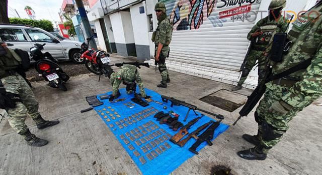 Militares detienen a tres sujetos con un arsenal y cientos de cartuchos 