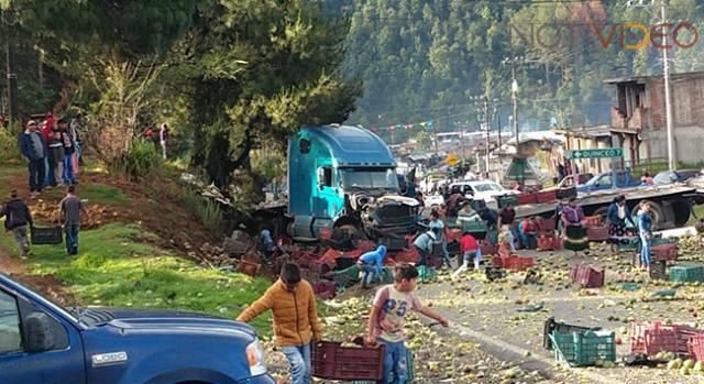 Chocan dos camiones de carga en  Capácuaro 