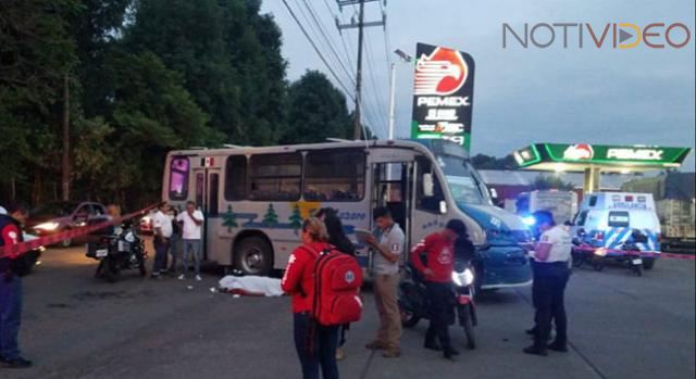 Muere motociclista al chocar contra un camión urbano en Uruapan 