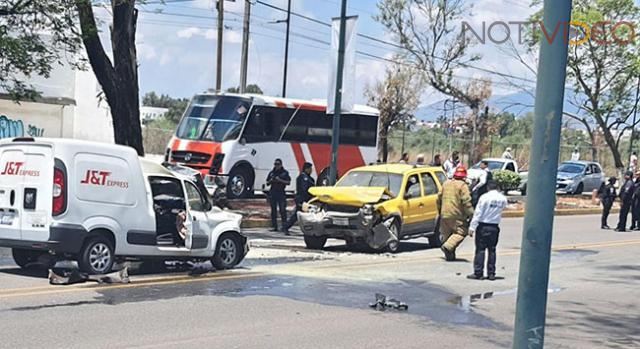 Chocan dos camionetas en la avenida Madero Poniente