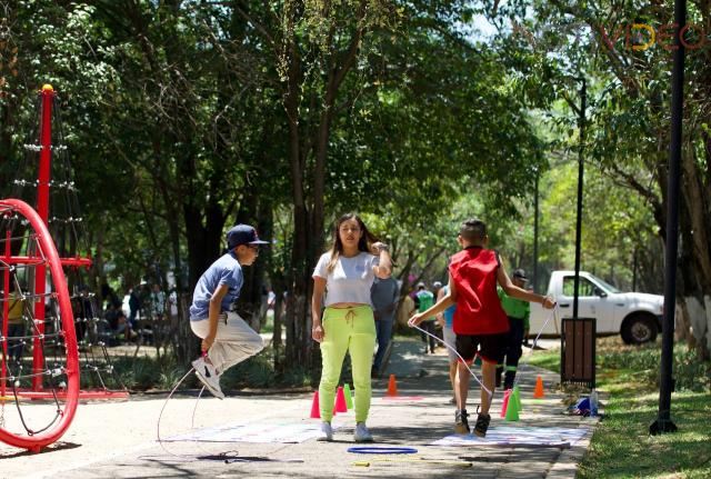 Pasean familias con sus lomitos en Parques Caninos del Boulevard García de León