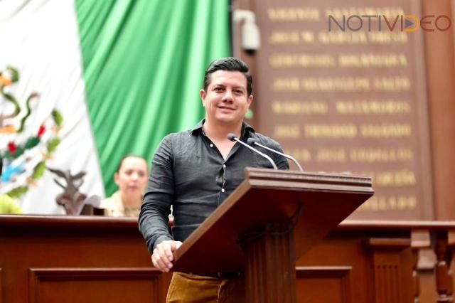 Oscar Escobar a favor de los derechos de pueblos originarios de Michoacán