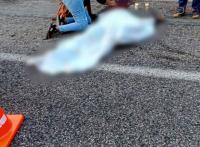 Motociclista muere atropellado en la carretera Lázaro Cárdenas Aquila 