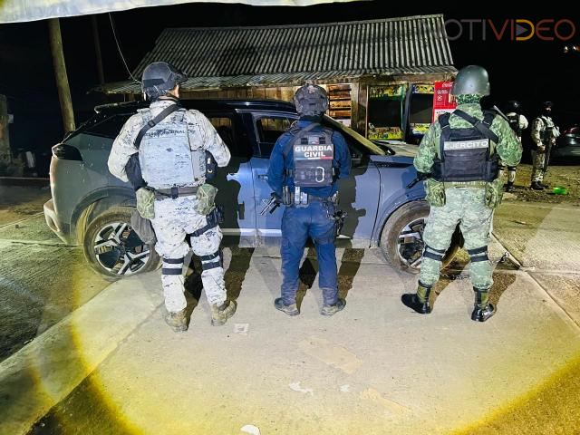 Agentes federales y estatales aseguran 6 vehículos robados, un arma y explosivos en Chilchota