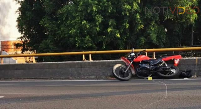 Muere motociclista al caer de puente del periférico de Morelia 