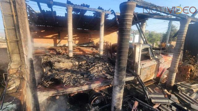 Incendio de pastizal daña tejaban y camioneta en Zinapécuaro 