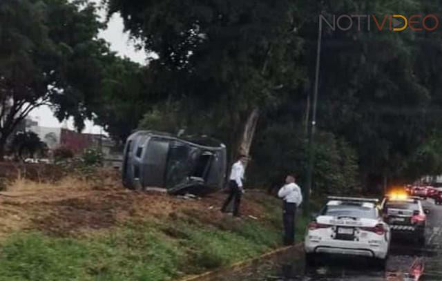 Vuelca auto en la Av. Solidaridad de Morelia 