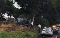 Vuelca auto en la Av. Solidaridad de Morelia 