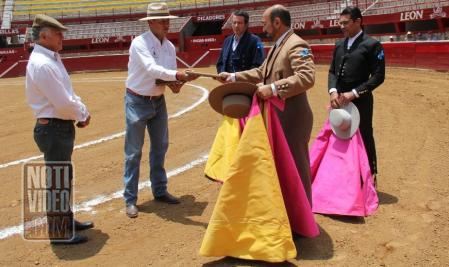 Dos orejas en el festival de la Monumental de Morelia