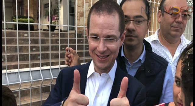 Ricardo Anaya hace fila para votar