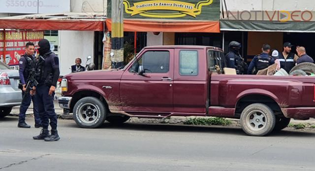 Atacan a balazos a trabajadores que viajaban en una camioneta