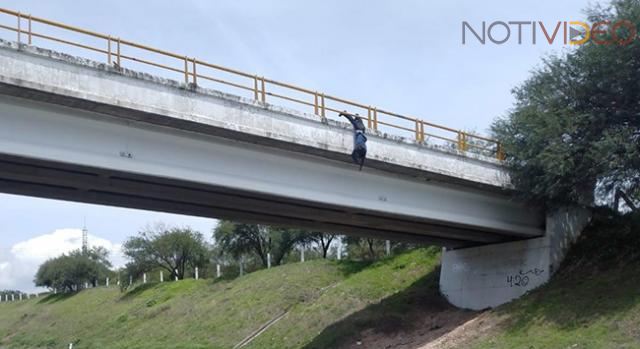 Dejan colgado en un puente el cuerpo de un hombre asesinado