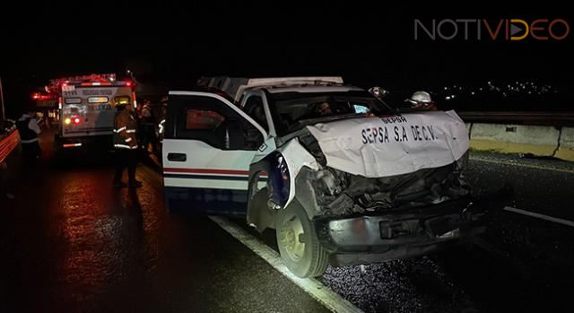 Camioneta para traslado de valores choca contra un tráiler en la Morelia - Salamanca