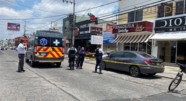 Localizan a un occiso dentro de un automóvil estacionado en la avenida Lázaro Cárdenas 