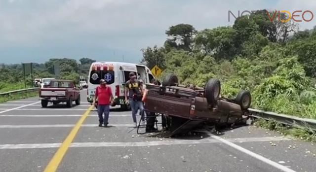 Choque entre dos camionetas deja una mujer muerta y tres lesionados