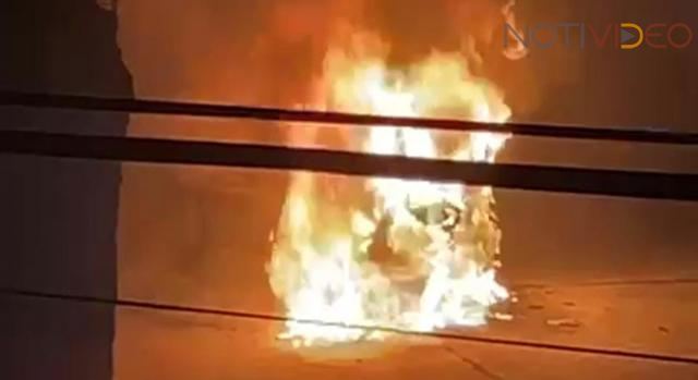 Se incendia un vehículo en calles de la colonia Félix Ireta