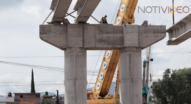 Avanza construcción de distribuidor vial en Siervo de la Nación