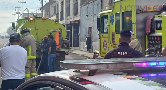 Bomberos municipales logran controlar un incendio en el centro de Morelia.