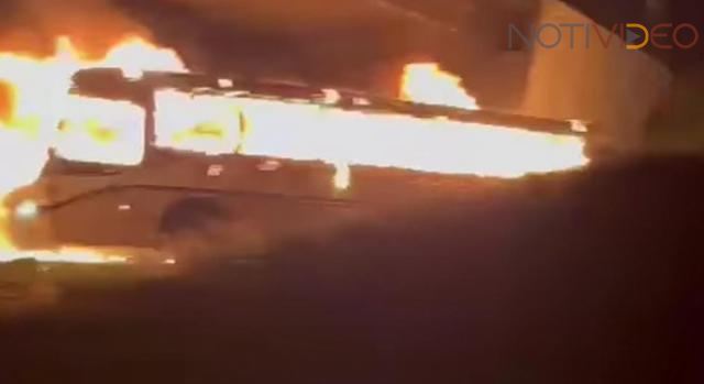 Normalistas y pobladores de la Meseta bloquearon carreteras e incendian vehículos 