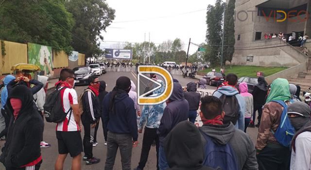 Normalistas bloquean avenidas en Morelia