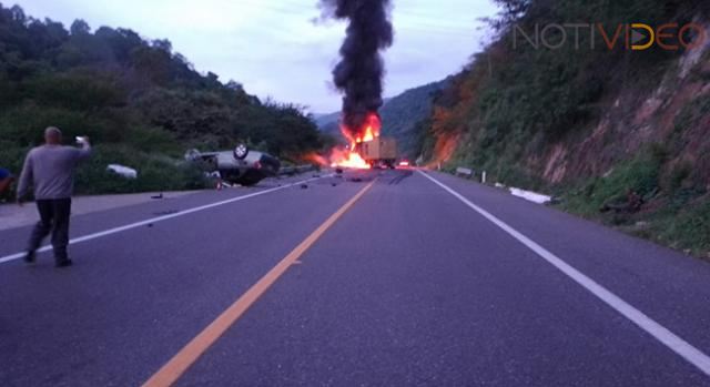 Tráiler y automóvil chocan en la autopista Siglo XXI 