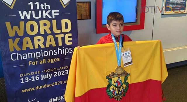 Conquista Christopher Ángeles medalla de oro en Campeonato Mundial de Karate