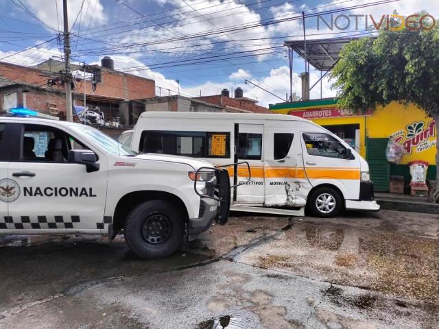 Choque de patrulla de la GN y combi deja una pasajera herida, en Morelia