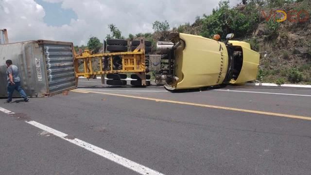 Vuelca tractocamión en la autopista Pátzcuaro-Cuitzeo 