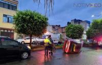 Volcadura de auto deja 2 heridos en la Av. Nocupétaro de Morelia 