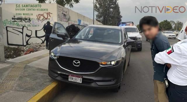 Policías recuperan auto robado tras persecución en Morelia; hay 3 detenidos 