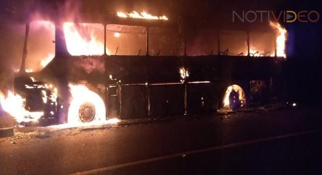 Se incendia autobús en la autopista Siglo XXI