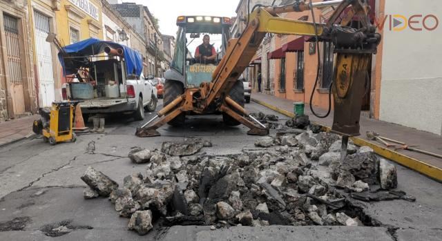 Ooapas repara socavón sobre la calle Abasolo