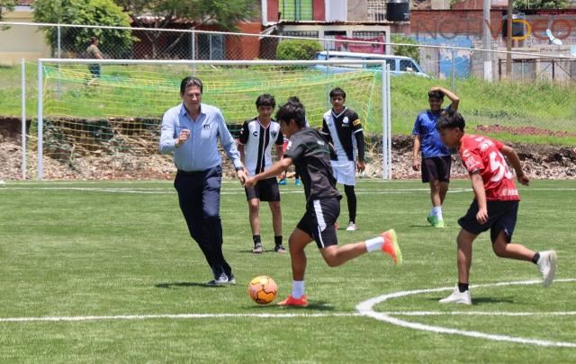 Alfonso Martínez inaugura canchas de fútbol en colonias del Oriente de Morelia