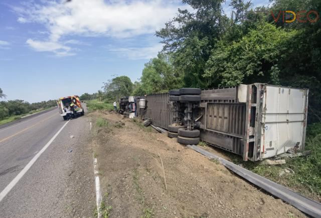 Se registra volcadura de tráiler en la autopista Siglo XXI