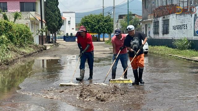 Ayuntamiento de Morelia realiza limpieza en colonia afectada por las inundaciones