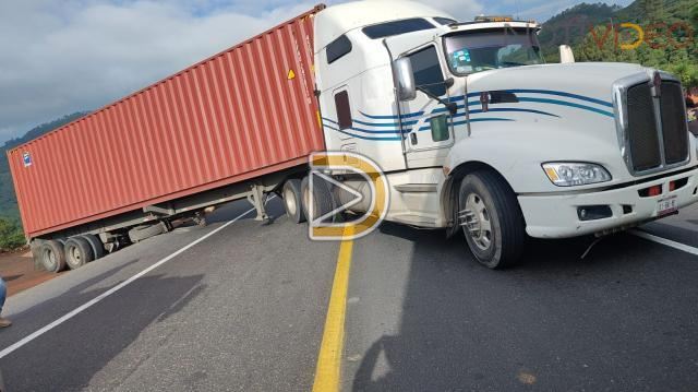 Tráiler queda atorado y bloquea la autopista Siglo XXI