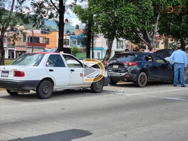 Choque múltiple en Libramiento paseo República de Morelia deja daños materiales