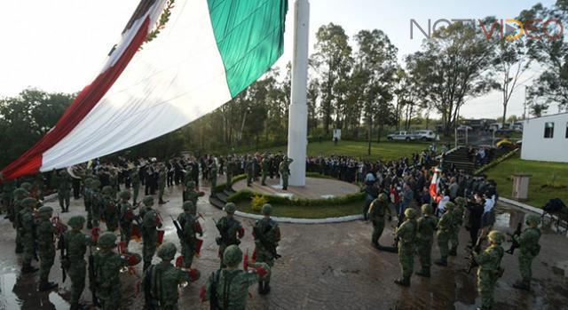 Con izamiento de Bandera Nacional, Gobierno Municipal inicia 