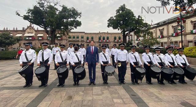 Encabeza Alfonso Martínez izamiento de Bandera