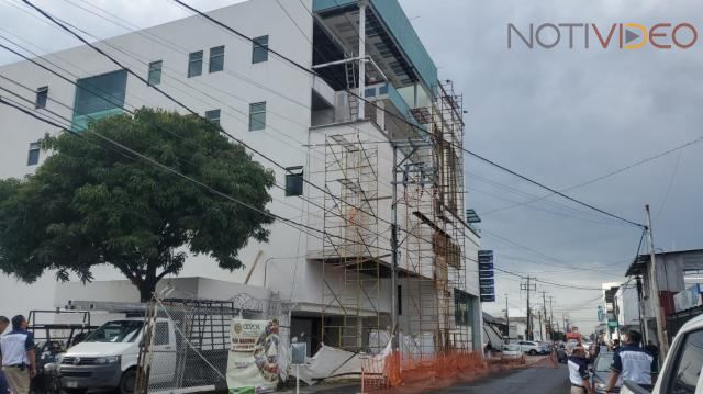 Albañiles sufren una descarga eléctrica en una  construcción del hospital Fray Juan de San Miguel