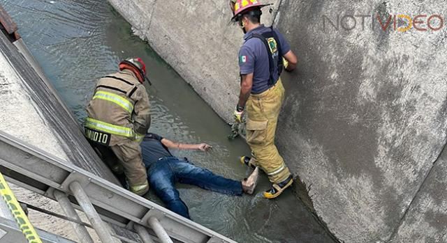 Hombre muere al derrapar en su moto y caer a un canal de aguas de lluvia