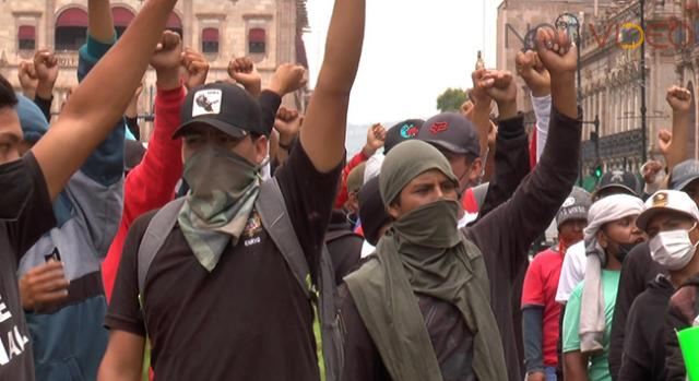 Egresados normalistas indígenas marchan en Morelia