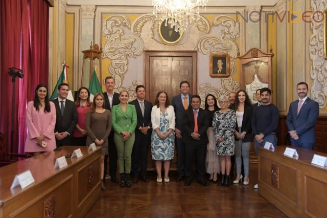 Alfonso Martínez entrega nombramiento de Huésped Distinguida a la Embajadora de Irlanda en México