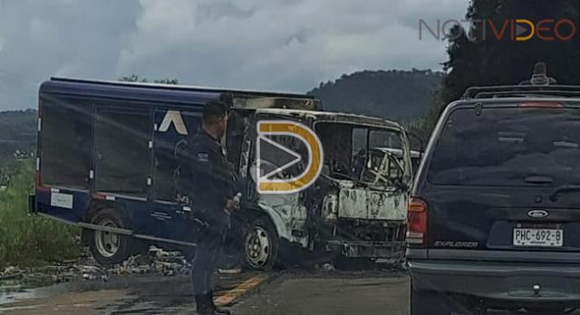 Supuestos normalistas secuestran e incendian varios camiones en Carapan